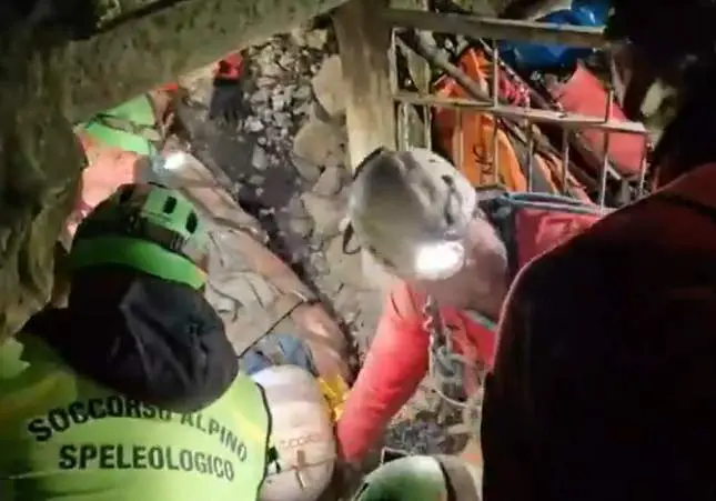 VIDEO. Rescate de una espeleóloga atrapada días en una cueva con las piernas rotas