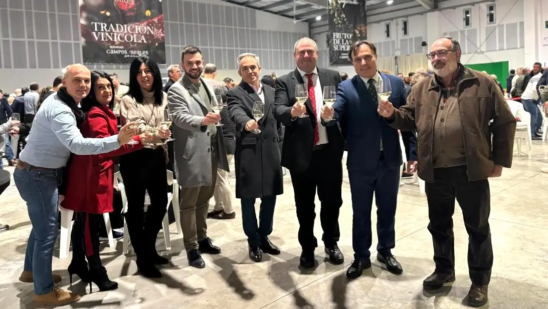 El consejero de Agricultura, Ganadería y Desarrollo Rural, Julián Martínez Lizán, en la presentación de las nuevas añadas de Bodegas Campos Reales, en El Provencio (Cuenca)