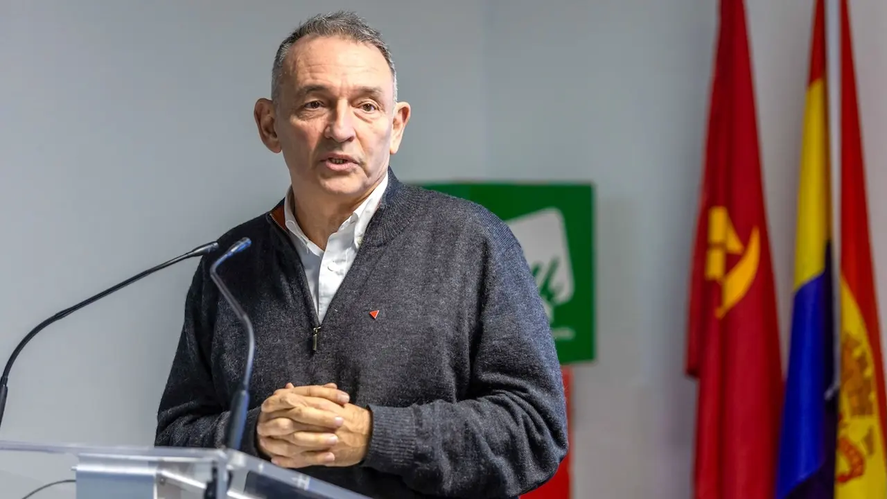 El secretario general del PCE y diputado de IU en el Grupo Sumar, Enrique Santiago, ha inaugurado la nueva sede de IU y el PCE en Toledo - EFE/Ángeles Visdómine