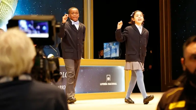 En la imagen los niños de San Ildefonso cantando el 74.778, tercer quinto premio del Sorteo Extraordinario de la Lotería de Navidad