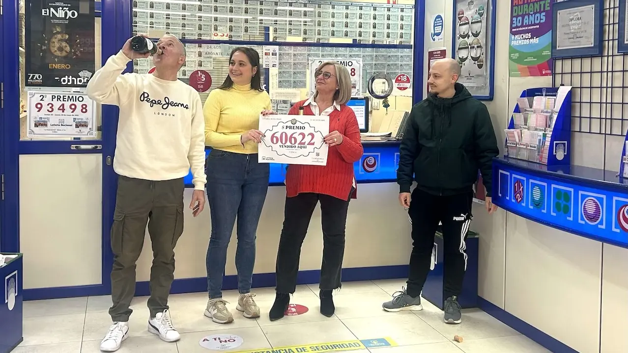 El lotero José Fajardo celebra la venta del número 60.622, un quinto premio del Sorteo Extraordinario de la Lotería de Navidad, en su administración de Cuenca - EFE/Lorena Mayordomo