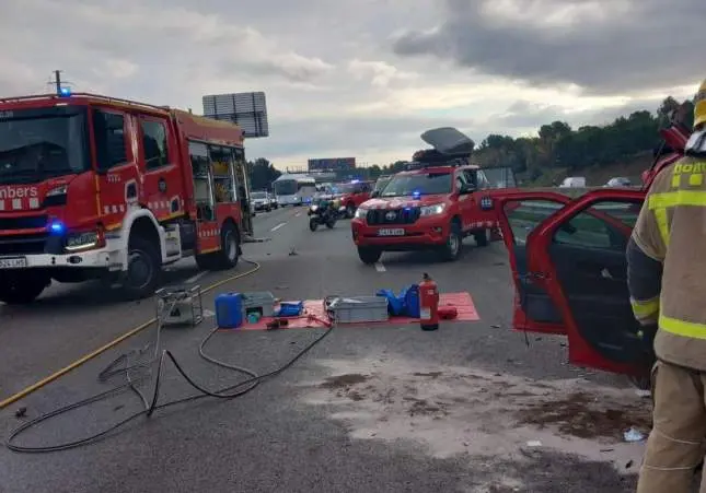 Al menos 8 heridos, dos críticos, en un accidente con tres vehículos implicados