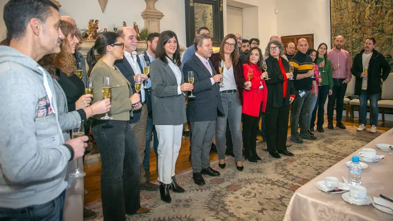 El presidente de Castilla-La Mancha, Emiliano García-Page, ha mantenido un encuentro en el Palacio de Fuensalida de Toledo con los periodistas asistentes a la rueda de prensa del Consejo de Gobierno