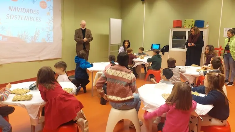 Varios talleres sensibilizan a niños sobre hábitos de consumo sostenible en Navidad