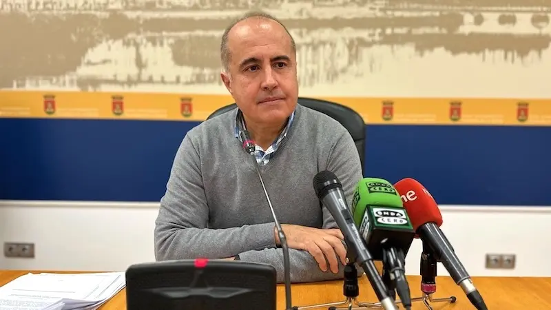 El portavoz del equipo de Gobierno del Ayuntamiento de Talavera de la Reina (Toledo), Jesús García-Barroso, en rueda de prensa