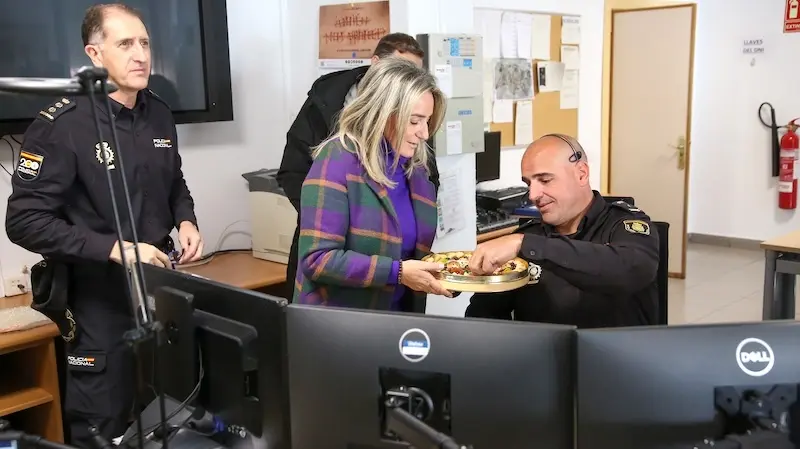 La delegada del Gobierno en Castilla-La Mancha, Milagros Tolón, ha compartido la mañana de Nochebuena con los agentes de servicio de la Jefatura Superior de Policía de Castilla-La Mancha