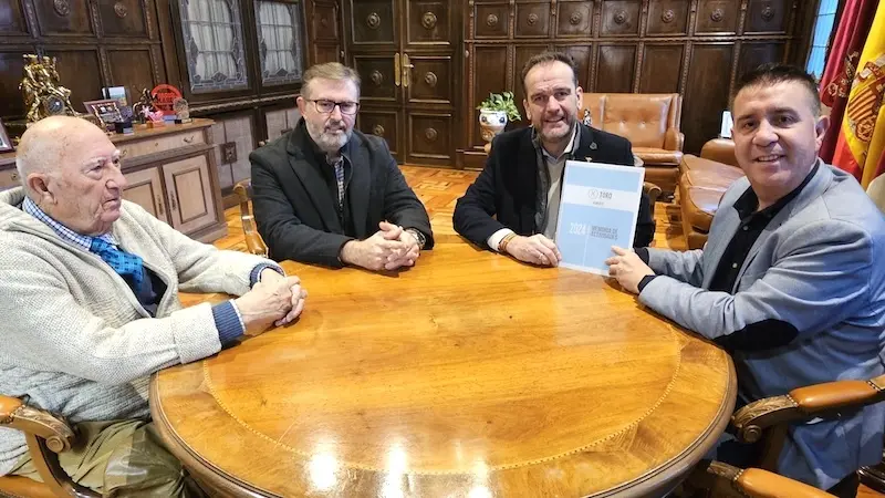 Integrantes del Capítulo de Albacete de la Fundación Toro de Lidia entregan a Cabañero su Memoria de Actividades 2024