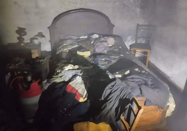 Muere un hombre al incendiarse su vivienda por quedarse dormido mientras fumaba