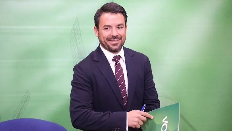 El portavoz del Grupo parlamentario Vox en las Cortes de Castilla-La Mancha, Iván Sánchez, durante la rueda de prensa que ha ofrecido en el Parlamento