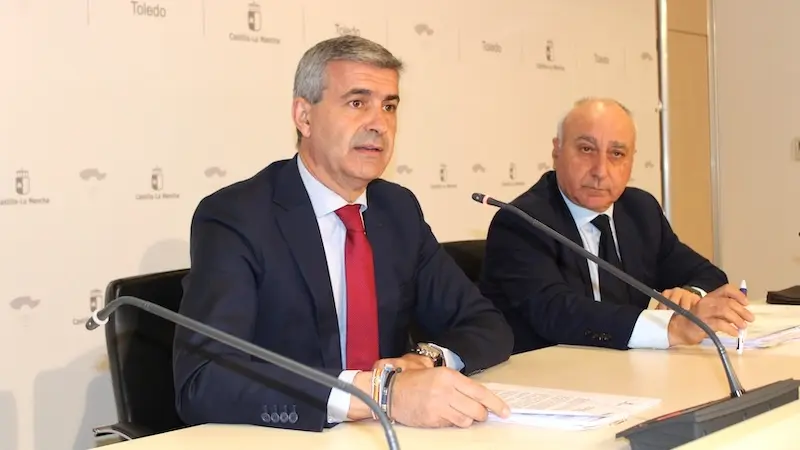 El delegado de la Junta en la provincia de Toledo, Álvaro Gutiérrez, y el delegado provincial de Economía, Empresas y Empleo, Julián Martín