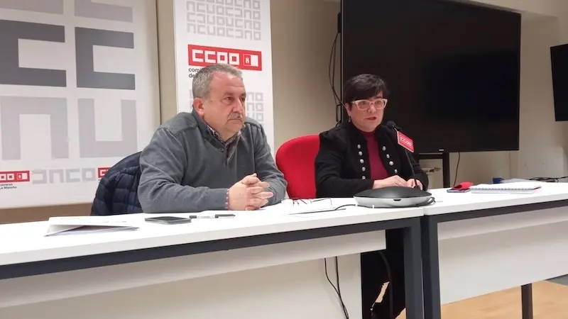 El secretario general de CCOO-Sanidad y Sectores Sociosanitarios, Humberto Muñoz, y la responsable de esta federación del sindicato en Castilla-La Mancha, Chelo Cuadra