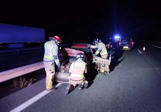 Un kamikaze siembra el pánico conduciendo en dirección contraria en una carretera, accidente, choque, colisión,