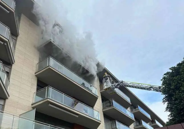 Al menos 4 heridos tras el incendio originado en un piso que ha quedado calcinado