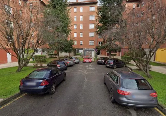 Mata a su cuidador apuñalándolo en el corazón en su casa y avisa a sus vecinos