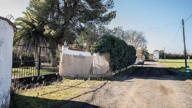 Detenido tras empotrar su coche en una fachada y negarse al test de alcoholemia - Fotografía: Lanza/Elena Rosa