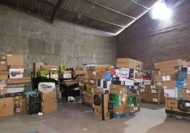 Paquetes de Amazon que nunca llegan: robados por transportistas y escondidos en una nave