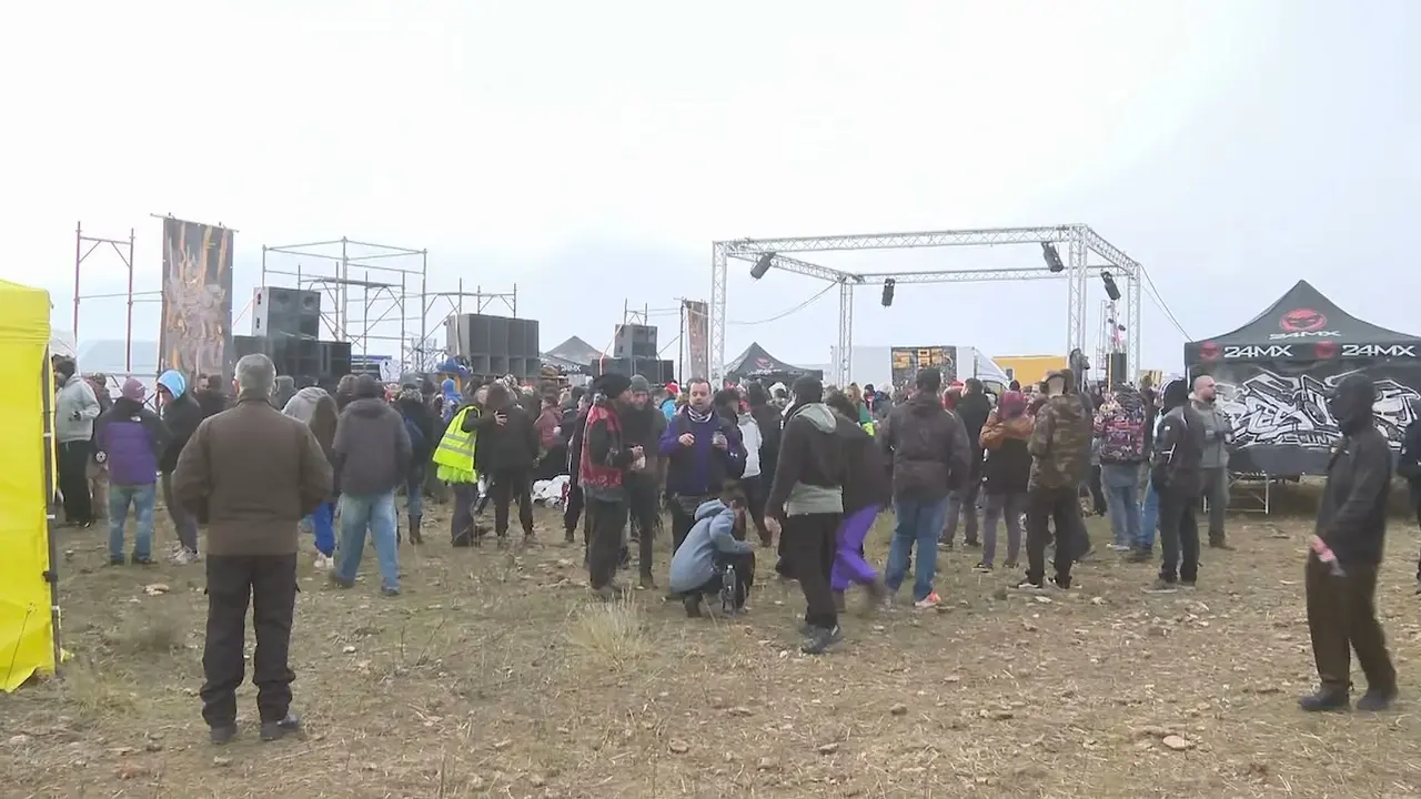 Una macrofiesta rave no autorizada reúne a miles de personas junto al aeropuerto de Ciudad Real