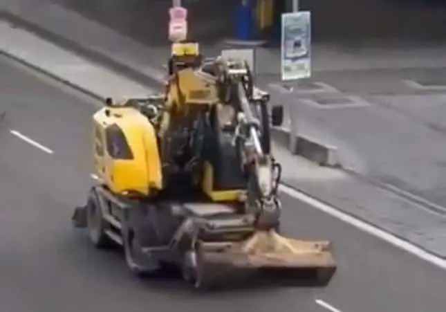 VIDEO. Roba una excavadora, destroza coches, hiere a los agentes y acaba abatido a tiros