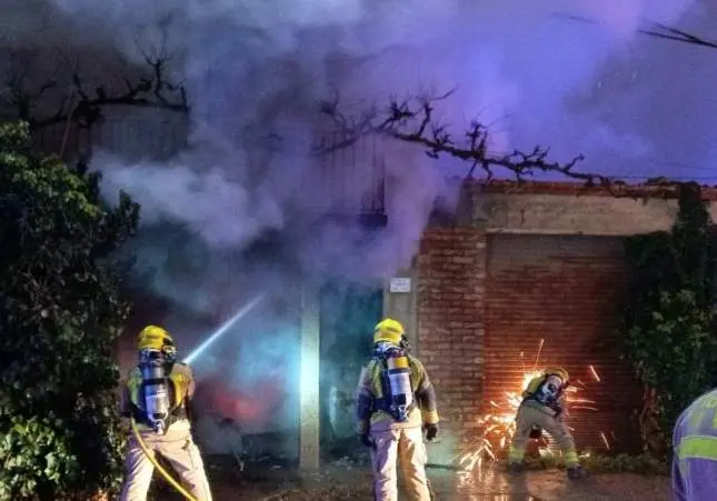 Arde una casa ocupada: un detenido acusado de provocar el incendio en el edificio, bomberos