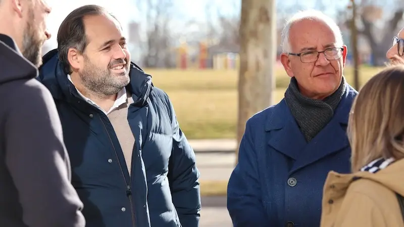 El presidente del PP de Castilla-La Mancha, Paco Núñez, durante la visita que ha realizado a la localidad de Yebes (Guadalajara)