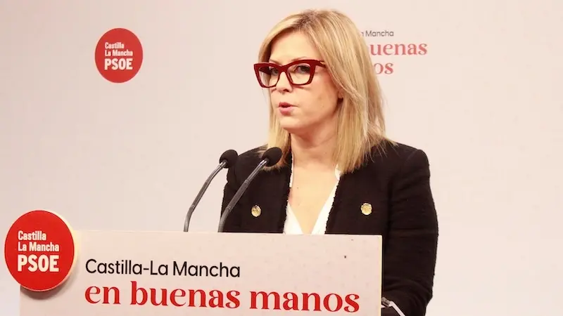 La portavoz del PSOE en las Cortes de Castilla-La Mancha, Ana Isabel Abengózar, durante la rueda de prensa que ha ofrecido en la sede de los socialistas en Toledo