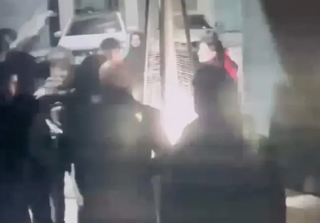Abre la cabeza a un portero de discoteca con una barra de hierro al no dejarlos entrar