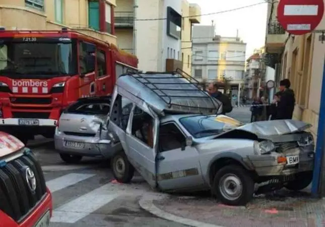 Un camionero drogado se lleva por delante 5 coches y una moto y deja dos heridos