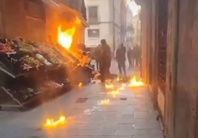 VIDEO. Prende fuego a una frutería y ataca a su dueño con una barra de hierro