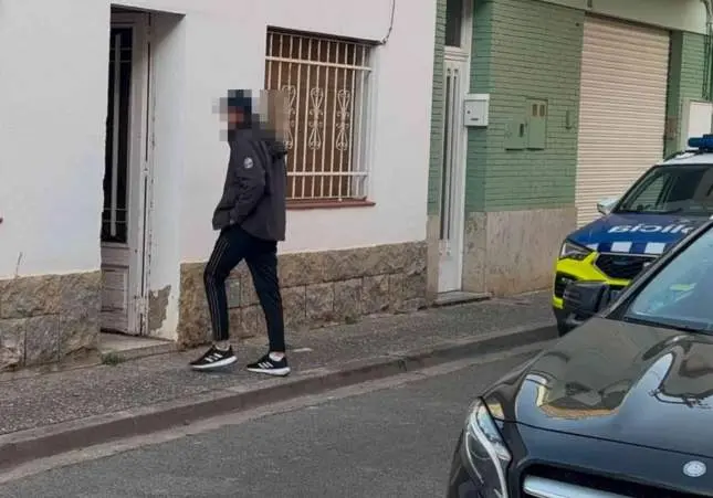 La policía los echa de su casa para dejar entrar a unos okupas con una prueba ridícula