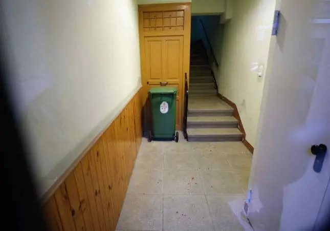 Le corta el cuello al novio de su expareja y se atrinchera en un piso tras ello
