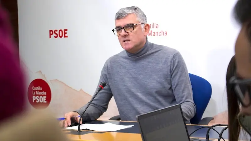 El presidente del PSOE en las Cortes de Castilla-La Mancha, Ángel Tomás Godoy, durante la rueda de prensa que ha ofrecido en el Parlamento regional