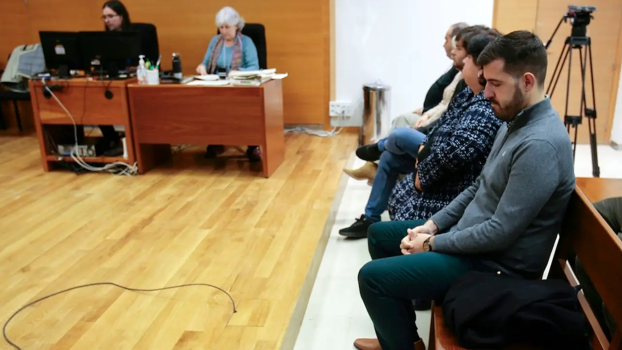 Juicio contra el exalcalde de Fontanar (Guadalajara), Víctor San Vidal (d), acusado de los delitos de malversación, falsedad documental y prevaricación, por los que la Fiscalía pide 10 años de cárcel y 13 de inhabilitación para empleo o cargo público - EFE/Pepe Zamora