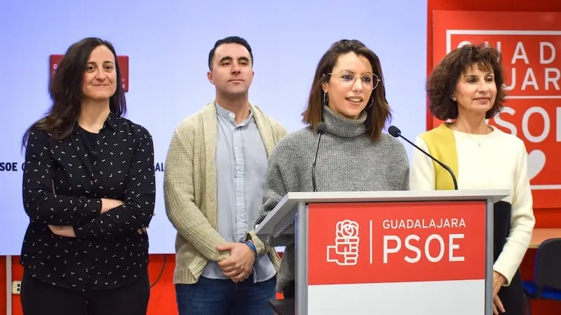 La portavoz del PSOE en el Ayuntamiento de Guadalajara, Lucía de Luz, en rueda de prensa junto a conejales socialistas