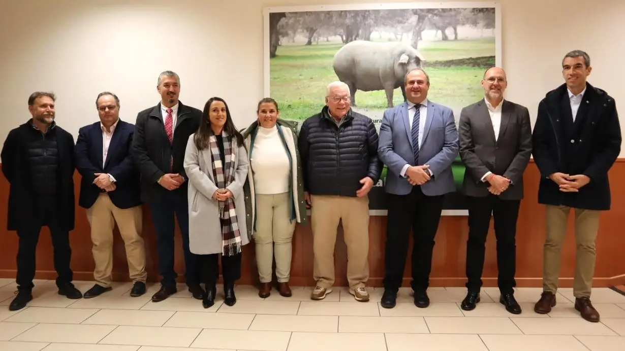 El consejero de Agricultura, Ganadería y Desarrollo Rural, Julián Martínez Lizán, durante la visita que ha realizado a la empresa DeRaza Ibérico en Talavera de la Reina (Toledo)