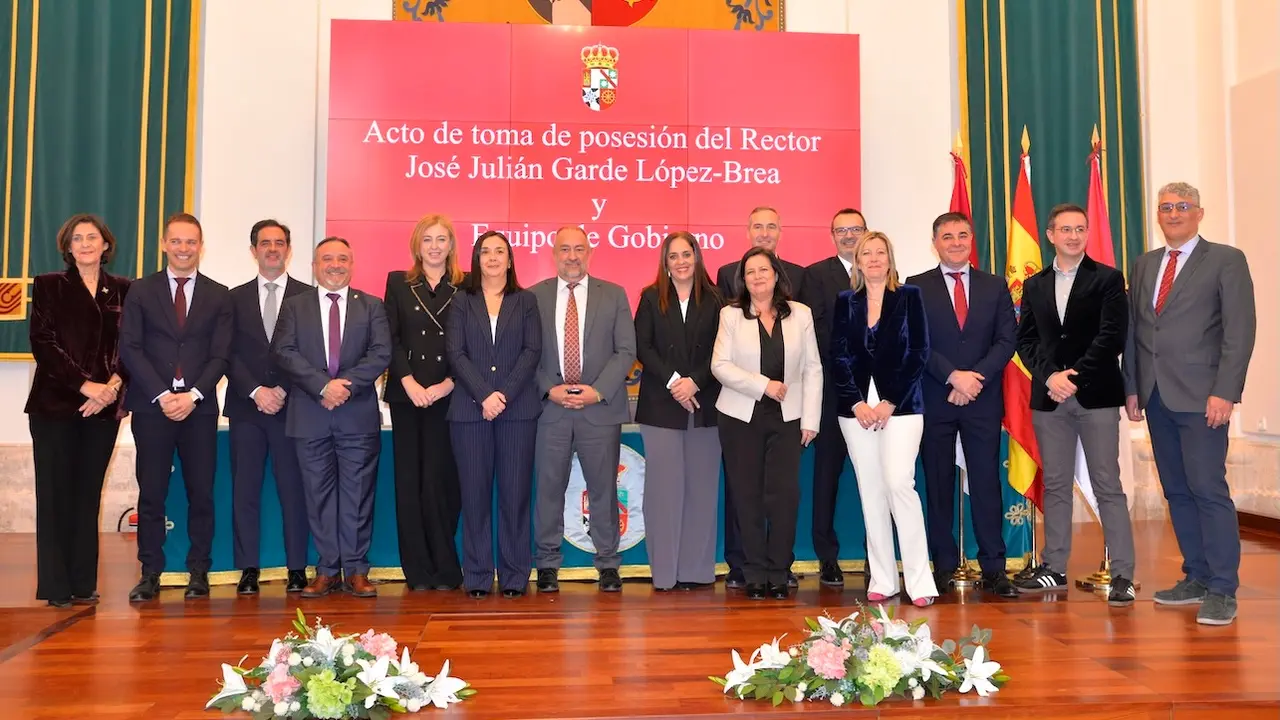 El rector de la UCLM, Julián Garde, y su nuevo equipo de gobierno han tomado posesión de sus cargos