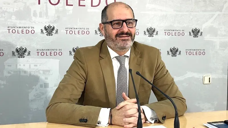 El concejal de Turismo, Vivienda y Relaciones con la UCLM del Ayuntamiento de Toledo, José Manuel Velasco, durante la rueda de prensa que ha ofrecido en el Consistorio