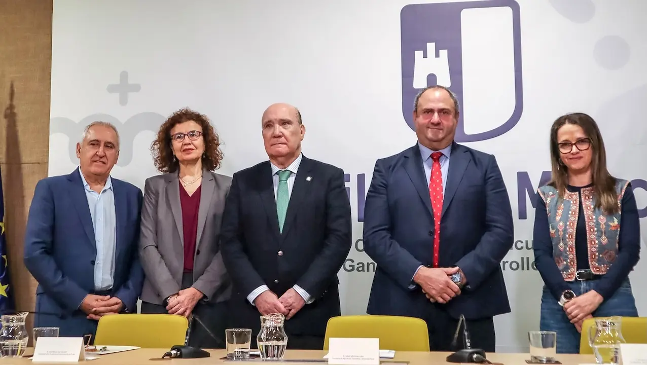 El consejero de Agricultura, Ganadería y Desarrollo Rural, Julián Martínez Lizán, ha presentado en rueda de prensa los restaurantes premiados en la IV Edición de los Broches Gastronómicos del Medio Rural