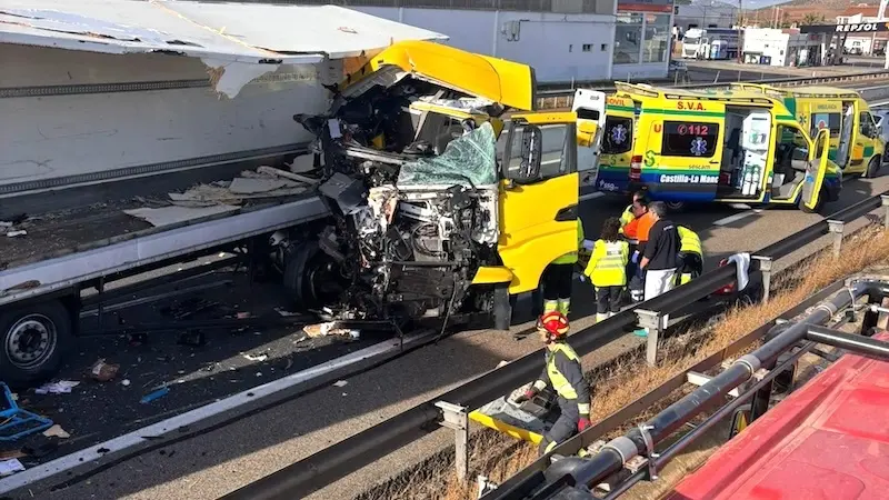 Tres heridos tras la colisión de dos camiones en la A-4 en Santa Cruz de Mudela (Ciudad Real)