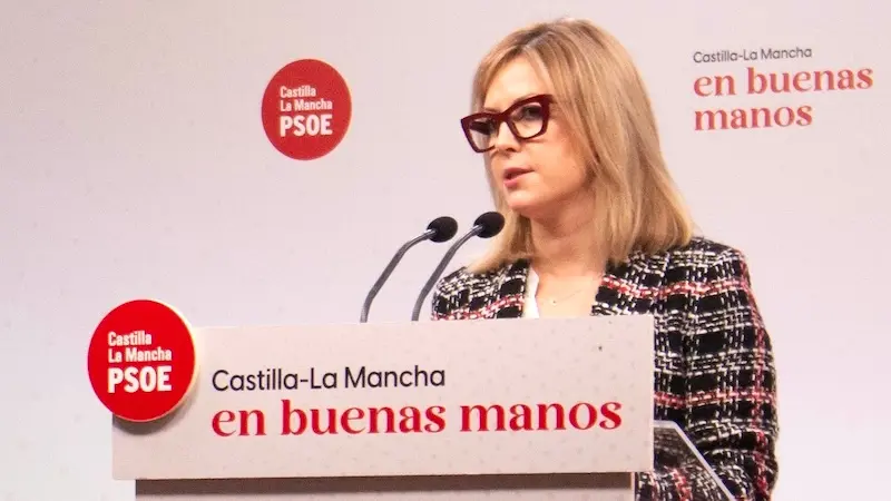 La portavoz del PSOE en las Cortes de Castilla-La Mancha, Ana Isabel Abengózar, durante la rueda de prensa que ha ofrecido en la sede de los socialistas en Toledo