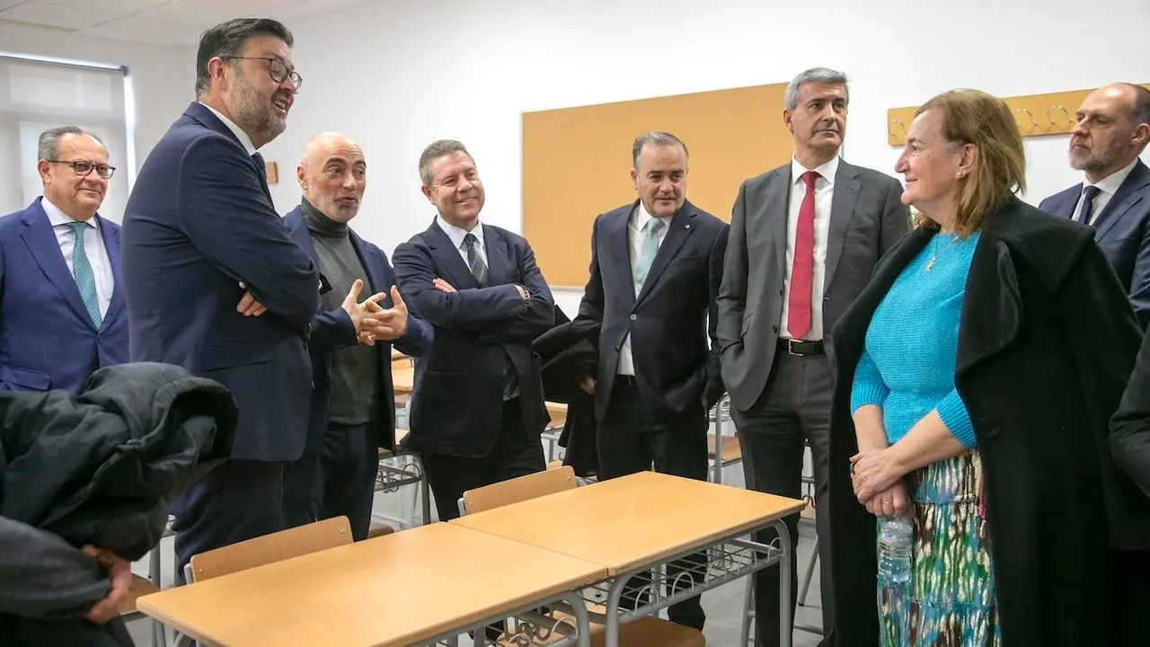 El presidente de Castilla-La Mancha, Emiliano García-Page, ha inaugurado en Talavera de la Reina (Toledo) las nuevas instalaciones de la Escuela Oficial de Idiomas