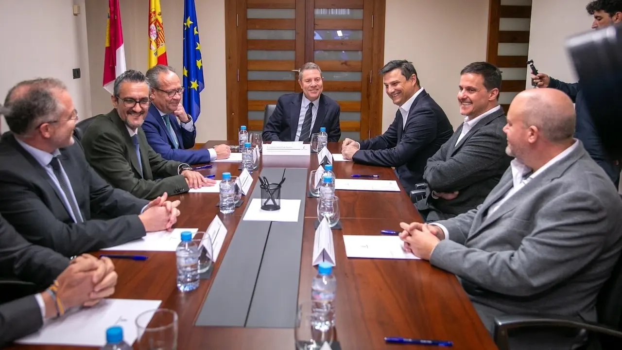 El presidente de Castilla-La Mancha, Emiliano García-Page, se ha reunido en Talavera de la Reina (Toledo) con los responsables de la empresa ´Substrate AI', que se instalará en la Ciudad de la Cerámica