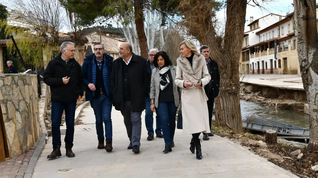 El vicepresidente primero de Castilla-La Mancha, José Luis Martínez Guijarro, y el comisionado especial del Gobierno de España para la reconstrucción y reparación de los daños provocados por la DANA, José María Ángel, durante la visita que han realizado este viernes a la localidad conquense de Mira