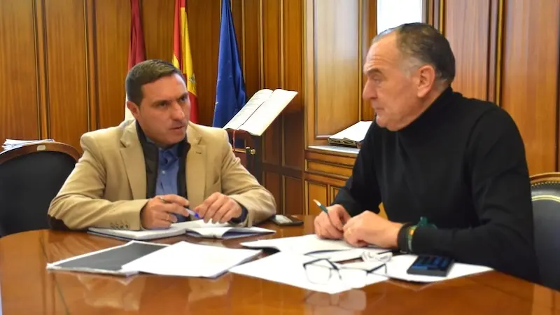 El presidente de la Diputación de Cuenca, Álvaro Martínez Chana, ha mantenido una reunión con el alcalde de Tarancón, José Manuel Martínez Carrizo