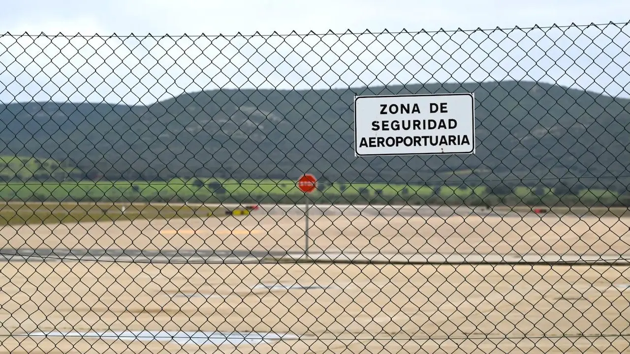 Valla perimetral del aeropuerto de Ciudad Real - EFE/Jesús Monroy