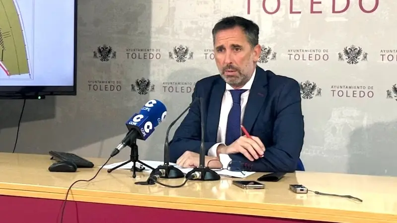 El concejal de Movilidad y Régimen Interior de Toledo, Iñaki Jiménez, durante la rueda de prensa que ha ofrecido en el Consistorio