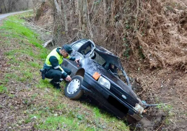 Un chico de 14 años roba un coche, se va con amigos y acaban volcados en la cuneta