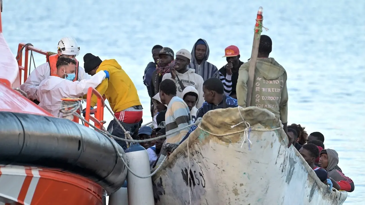 En la imagen un cayuco cargado de migrantes llega a la costa de El Hierro - EFE, inmigración, menores, menas,