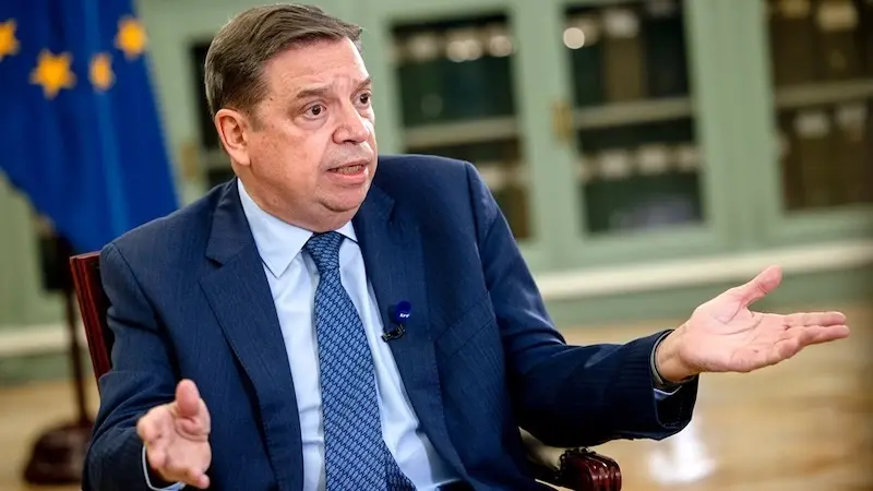 El ministro de Agricultura, Pesca y Alimentación, Luis Planas, en un momento de la entrevista - EFE/Daniel González