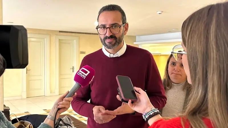 El secretario de Organización del PSOE de Castilla-La Mancha, Sergio Gutiérrez, atendiendo a los medios de comunicación este domingo en Toledo