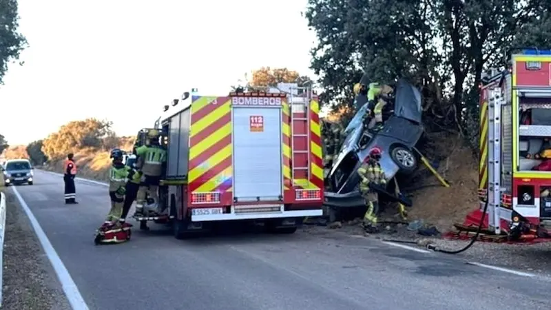 accidente de tráfico, salida de vía, choque, colisión, salirse de la vía y volcar, volcado, estrellado, estrellarse, árbol